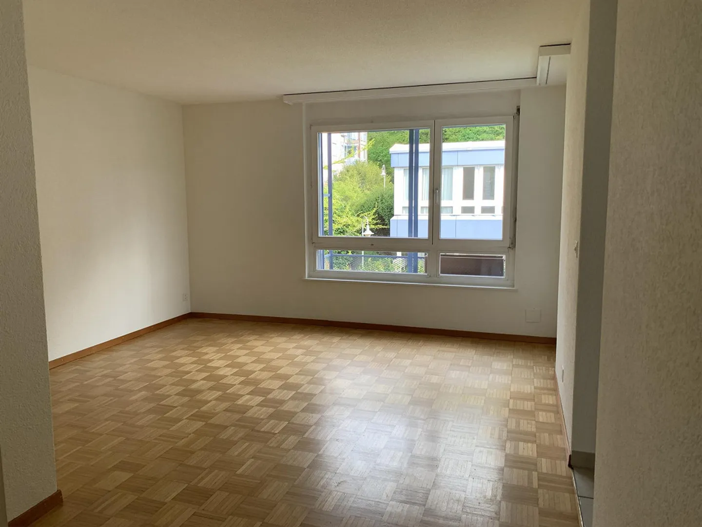 Appartement 3,5 pièces avec coin salon dans un endroit calme avec une belle vue sur la verdure - Photo 5 sur 10