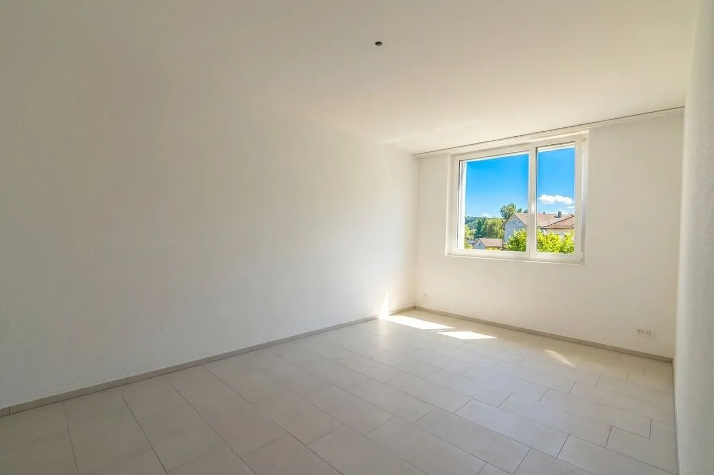 Appartement lumineux de 2,5 pièces avec grand espace de vie à Fahrweid - Photo 3 sur 13