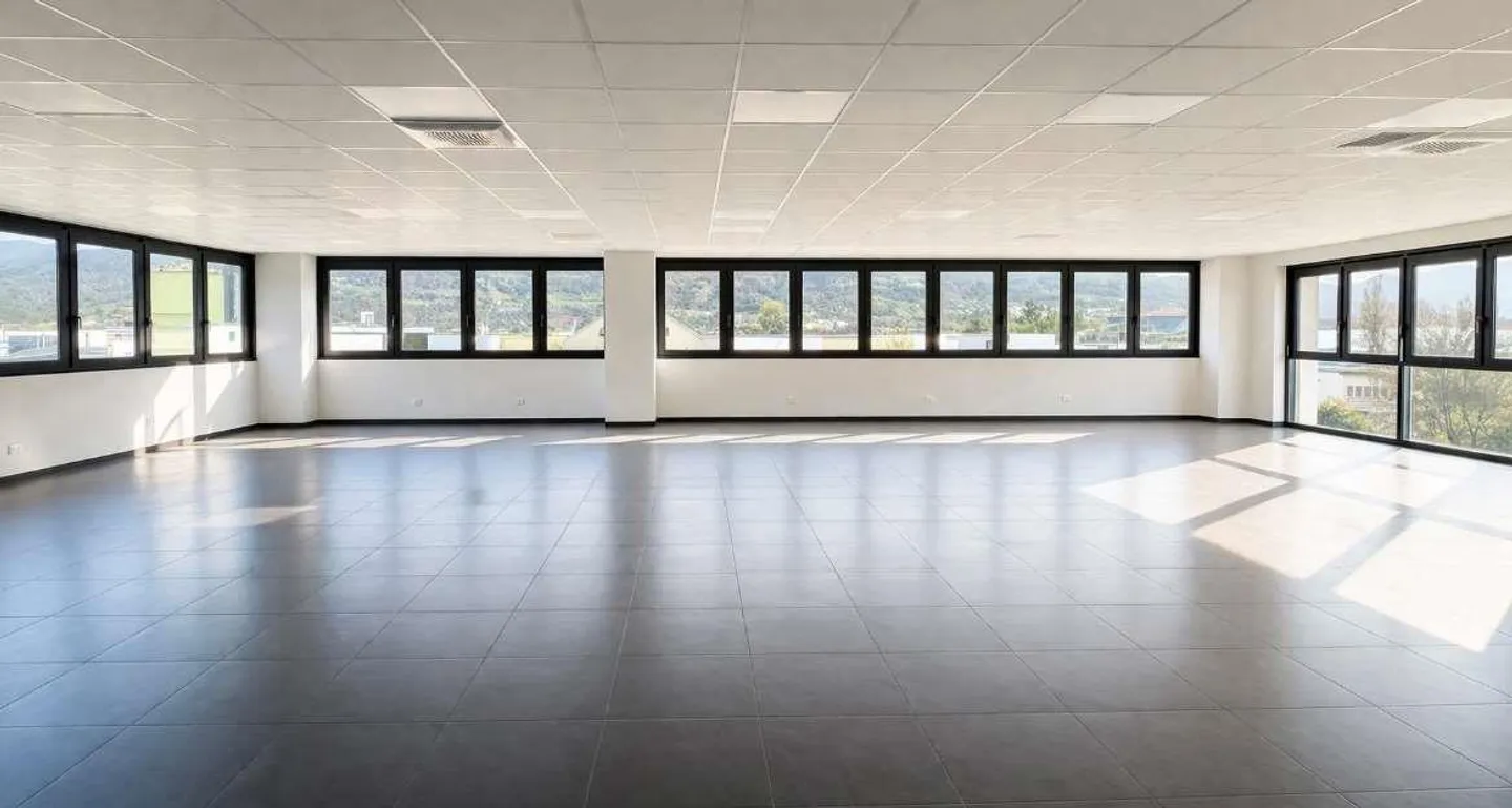 Espace commercial avec de grandes fenêtres dans un emplacement stratégique - Photo 2 sur 7