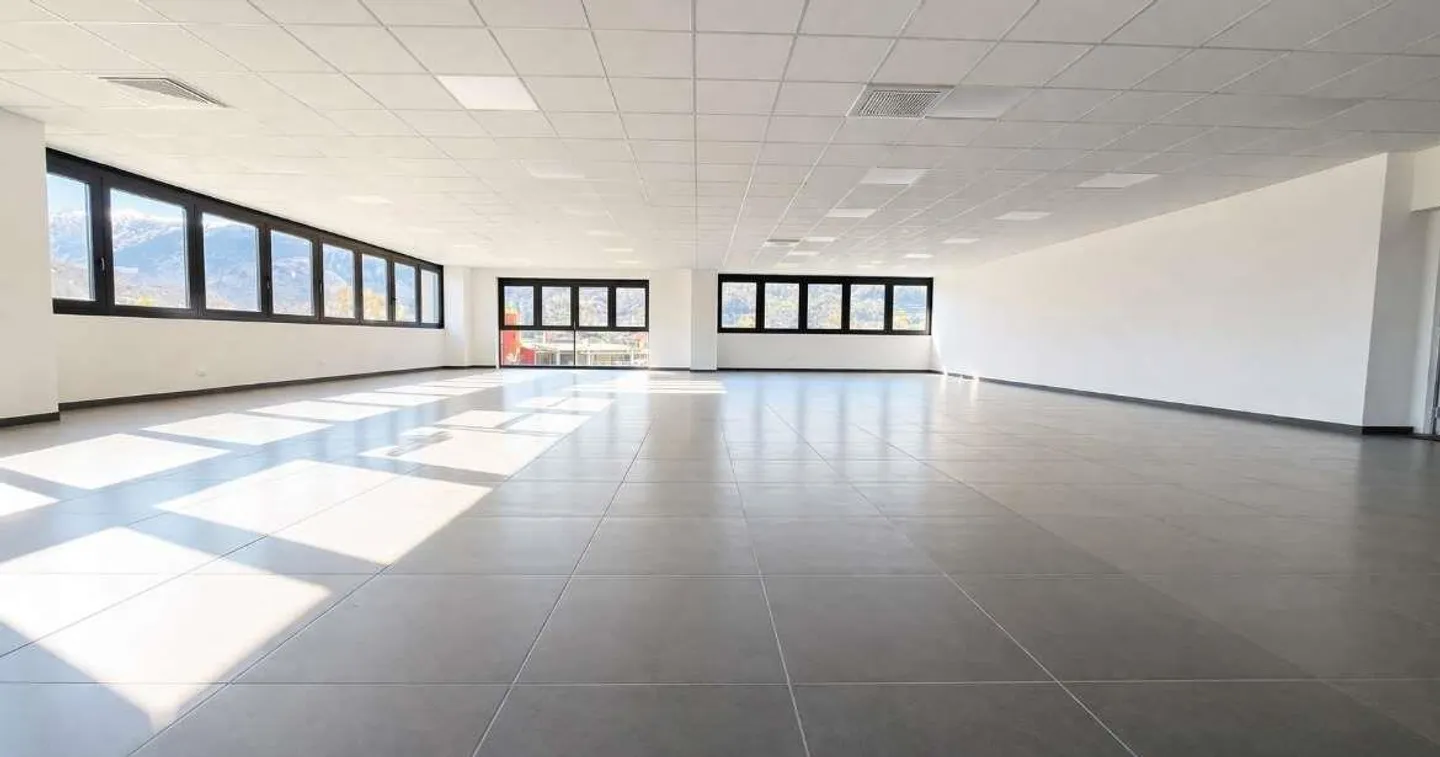 Espace commercial avec de grandes fenêtres dans un emplacement stratégique - Photo 4 sur 7