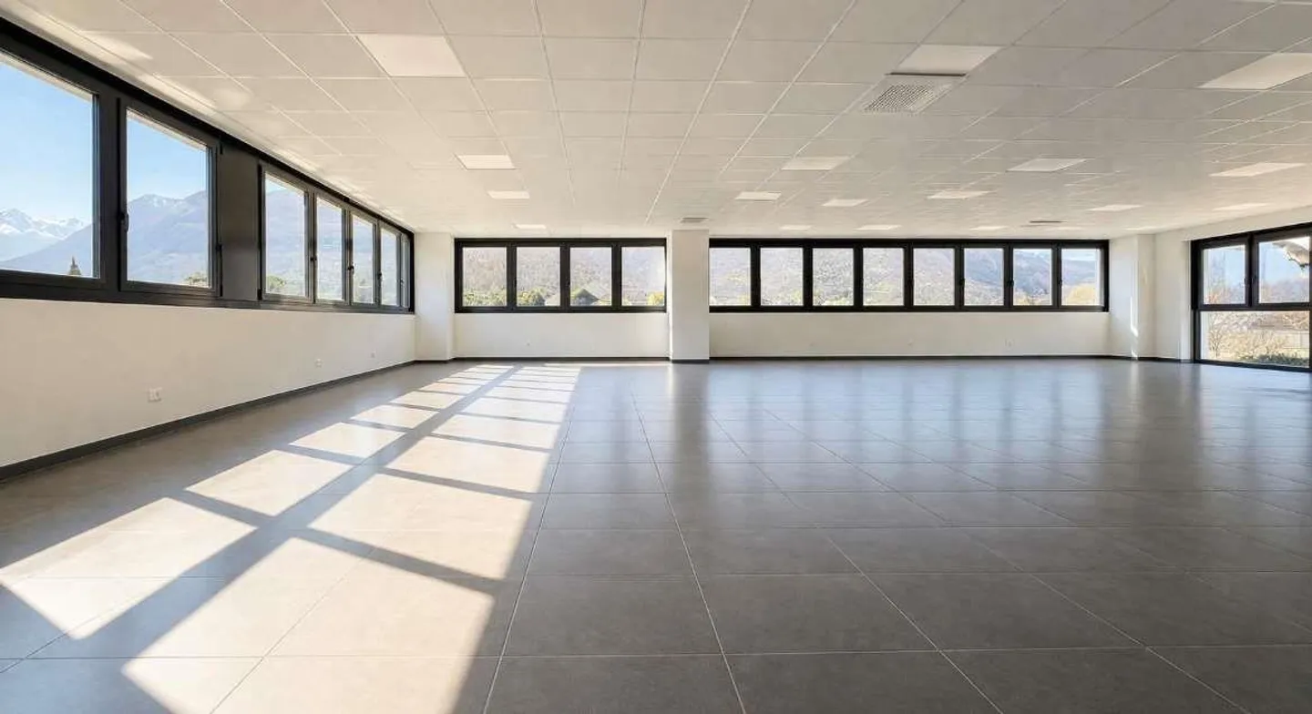 Espace commercial avec de grandes fenêtres dans un emplacement stratégique - Photo 6 sur 7