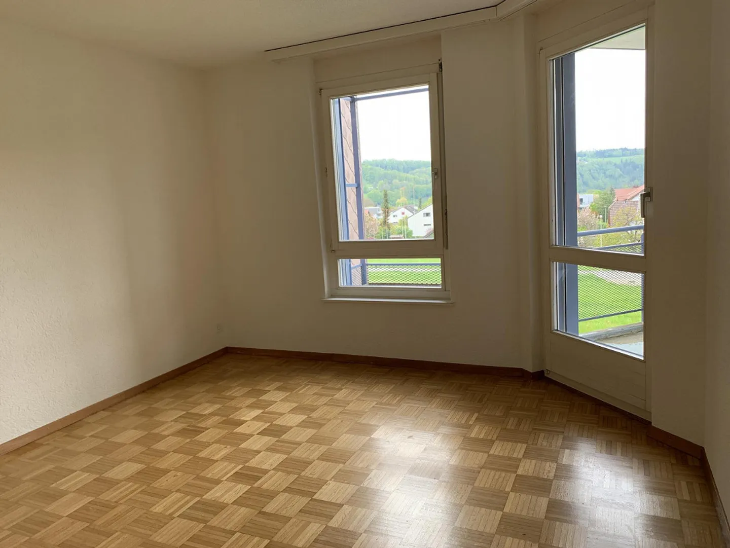 Appartement 3,5 pièces avec coin salon dans un endroit calme avec une belle vue sur la verdure - Photo 8 sur 10