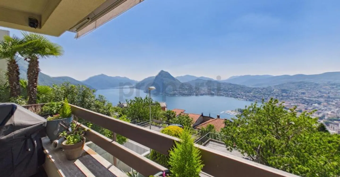 Aldesago: elegant 3.5 room renovated apartment with terrace lake view and swimming pool - Photo 1 of 12