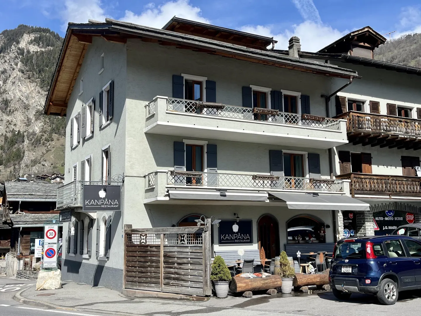 Schönes Gebäude mit 4 Wohnungen + einem Restaurant - Foto 1 von 21