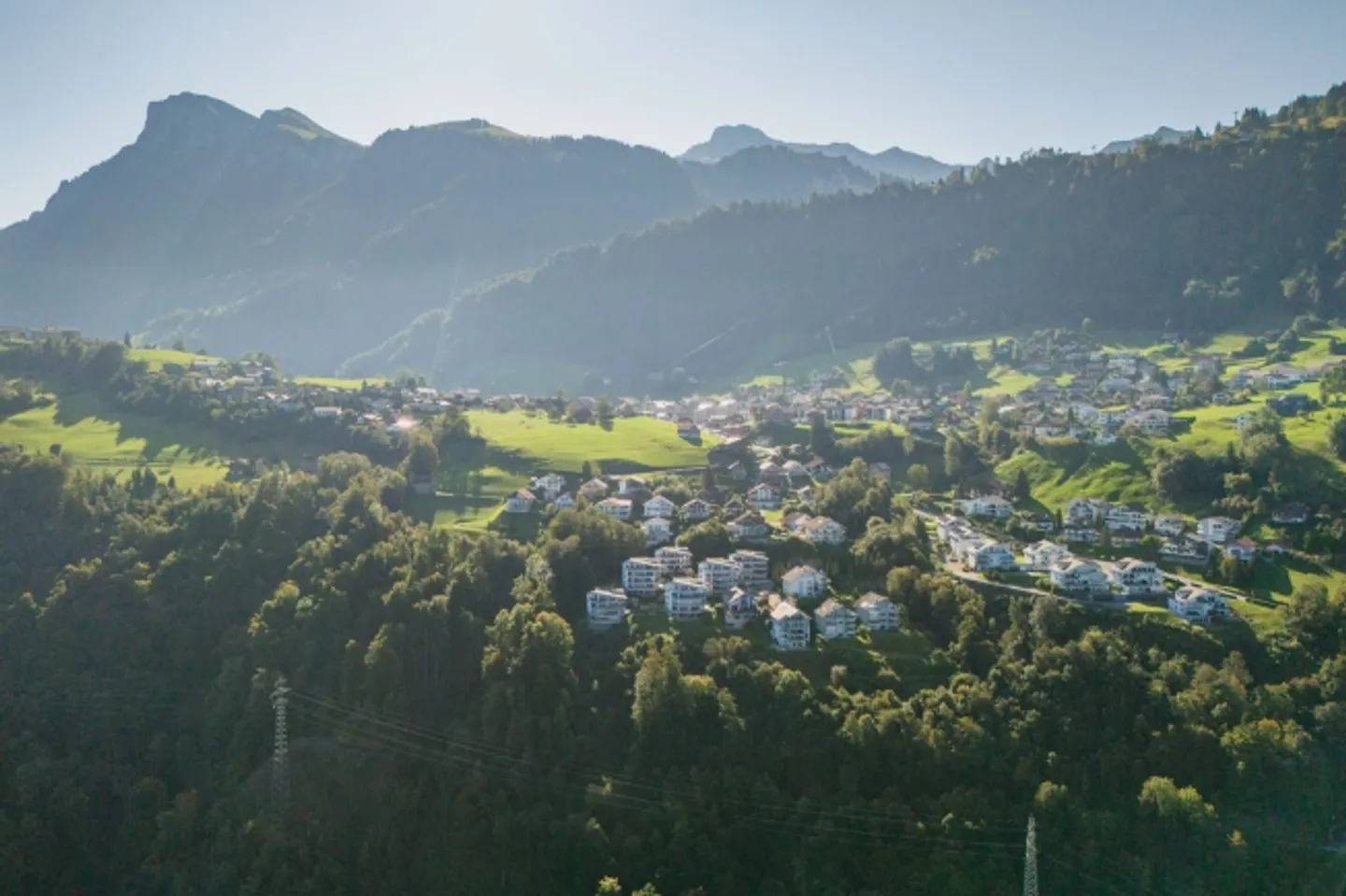 Stylish living between mountains and nature - Photo 1 of 4