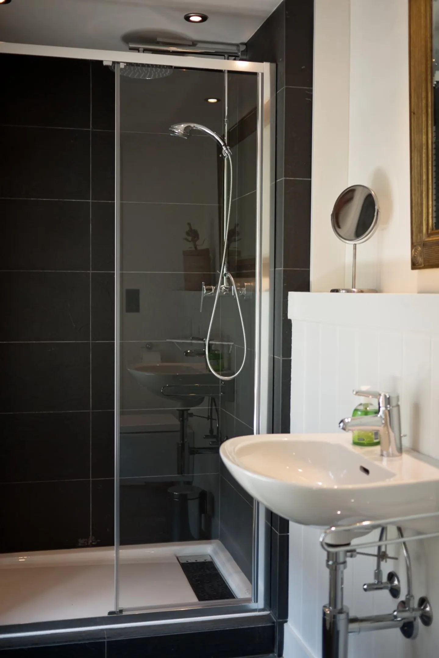 Schönes Gebäude mit 4 Wohnungen + einem Restaurant - Foto 12 von 21