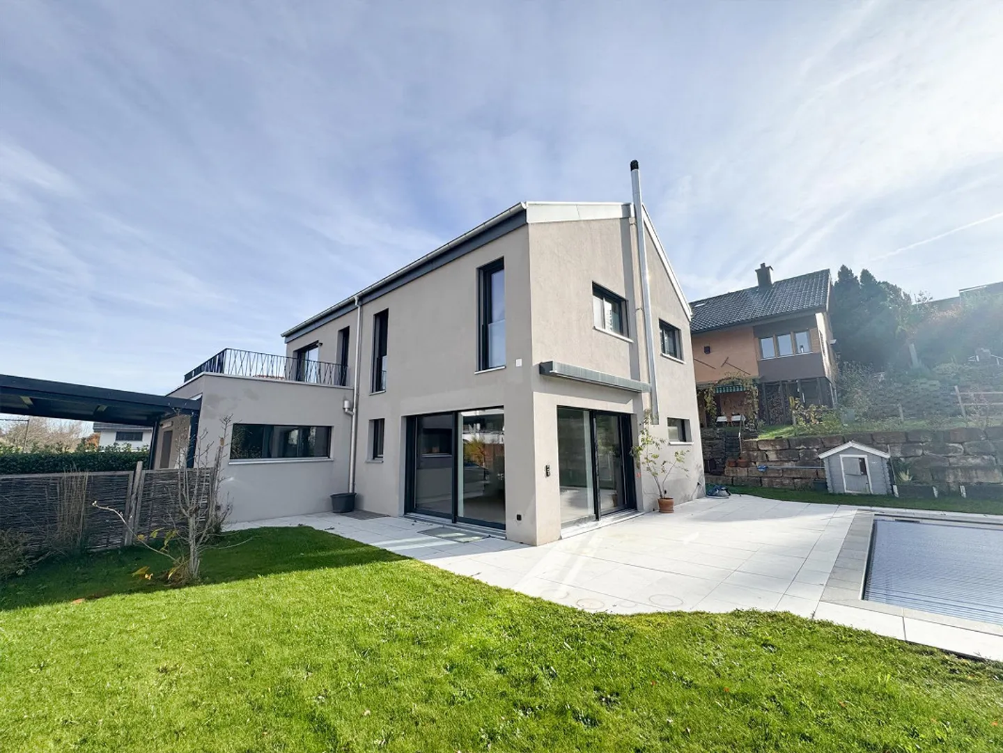 Modernes 6.5-Zimmer Einfamilienhaus mit Pool und hochwertiger Ausstattung - Foto 1 von 18