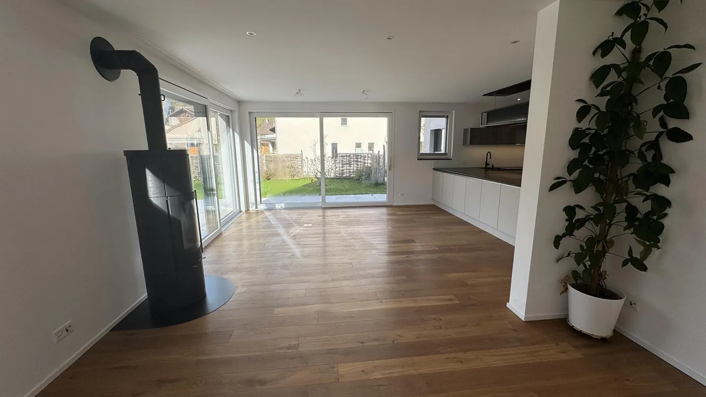 Modernes 6.5-Zimmer Einfamilienhaus mit Pool und hochwertiger Ausstattung - Foto 2 von 18