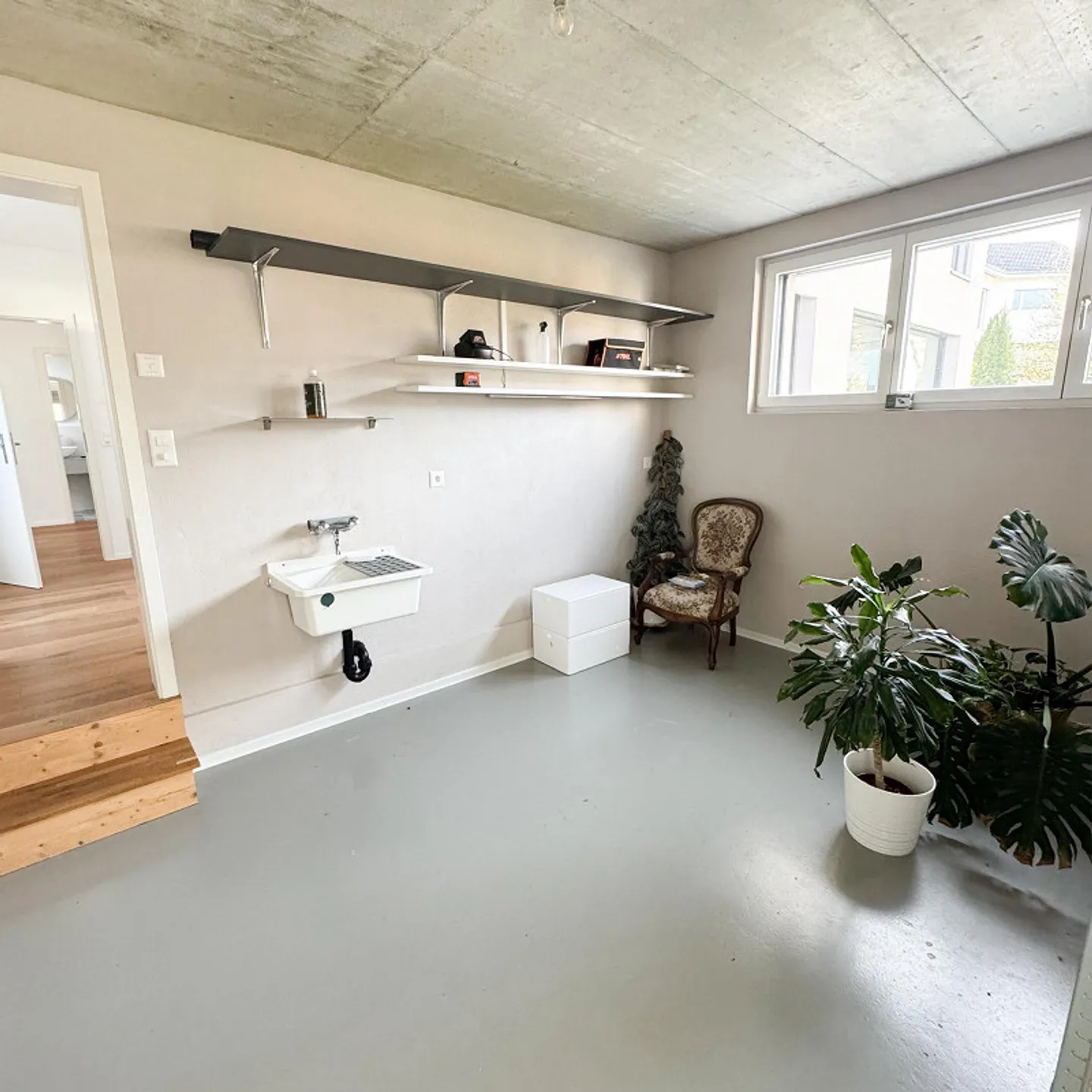 Modernes 6.5-Zimmer Einfamilienhaus mit Pool und hochwertiger Ausstattung - Foto 3 von 18