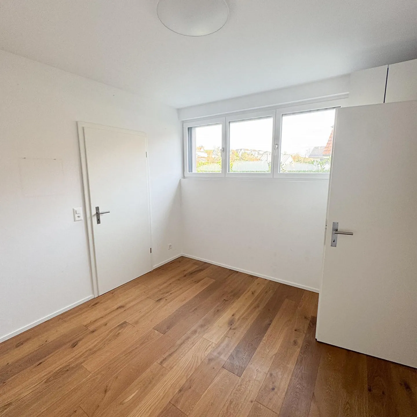 Modernes 6.5-Zimmer Einfamilienhaus mit Pool und hochwertiger Ausstattung - Foto 4 von 18