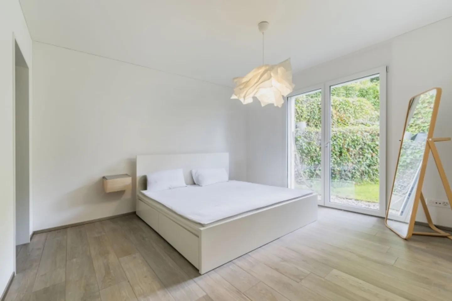 Stylish living between mountains and nature - Photo 3 of 4