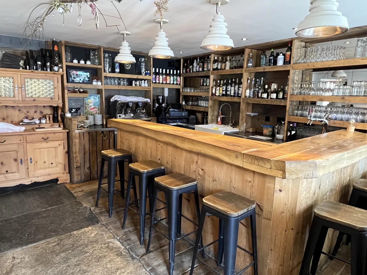 Schönes Gebäude mit 4 Wohnungen + einem Restaurant - Foto 21 von 21