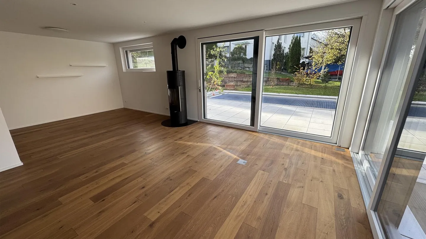 Modernes 6.5-Zimmer Einfamilienhaus mit Pool und hochwertiger Ausstattung - Foto 7 von 18