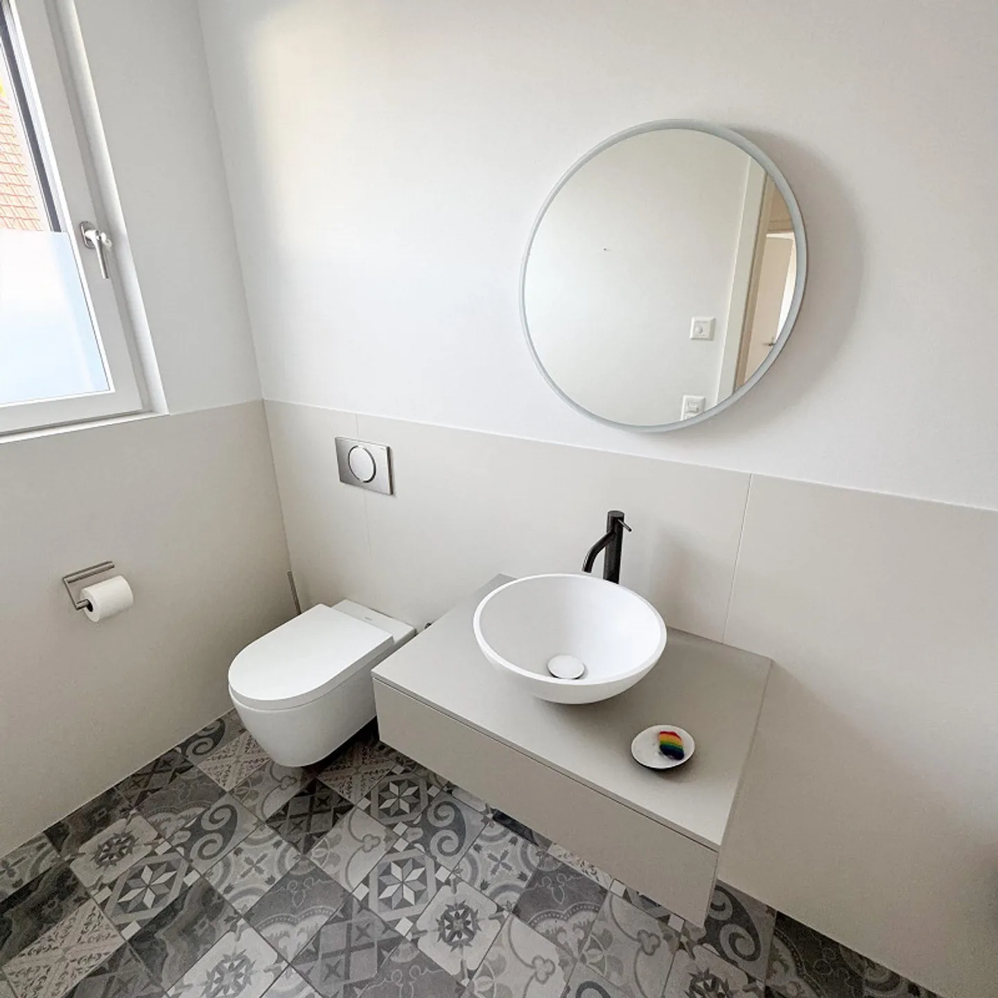 Modernes 6.5-Zimmer Einfamilienhaus mit Pool und hochwertiger Ausstattung - Foto 8 von 18