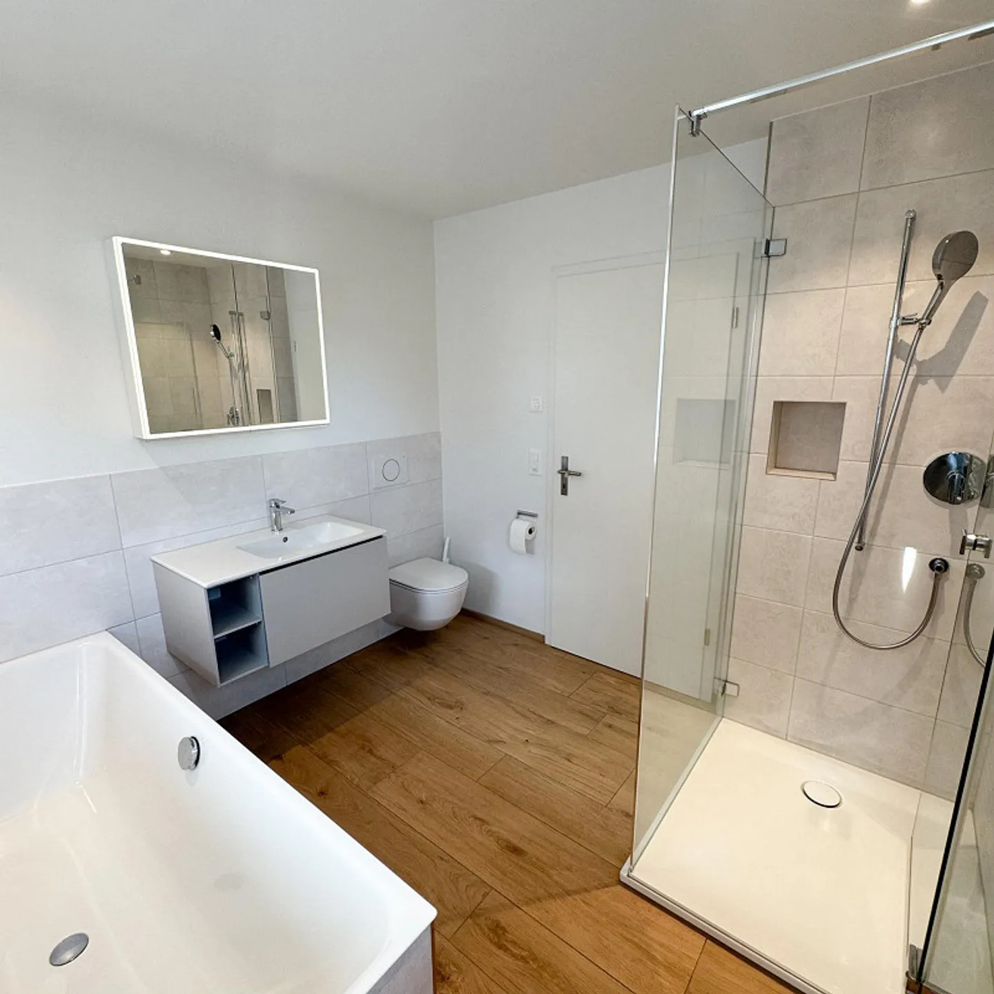 Modernes 6.5-Zimmer Einfamilienhaus mit Pool und hochwertiger Ausstattung - Foto 9 von 18