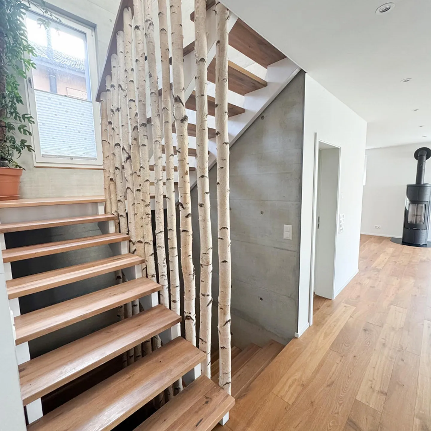 Modernes 6.5-Zimmer Einfamilienhaus mit Pool und hochwertiger Ausstattung - Foto 10 von 18