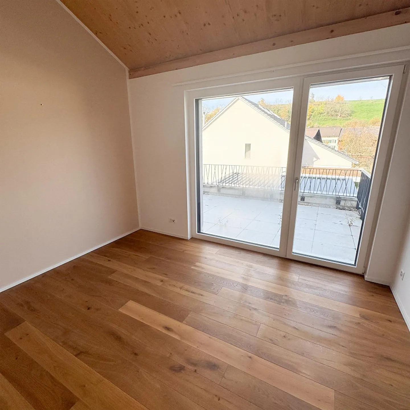 Modernes 6.5-Zimmer Einfamilienhaus mit Pool und hochwertiger Ausstattung - Foto 11 von 18