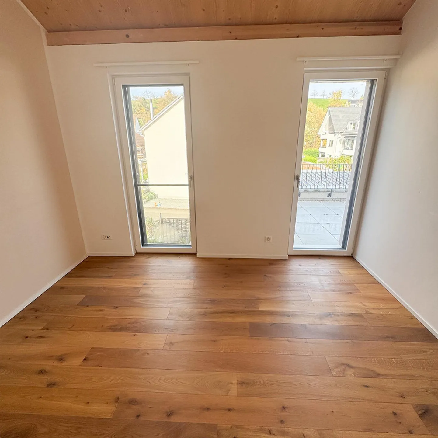 Modernes 6.5-Zimmer Einfamilienhaus mit Pool und hochwertiger Ausstattung - Foto 12 von 18