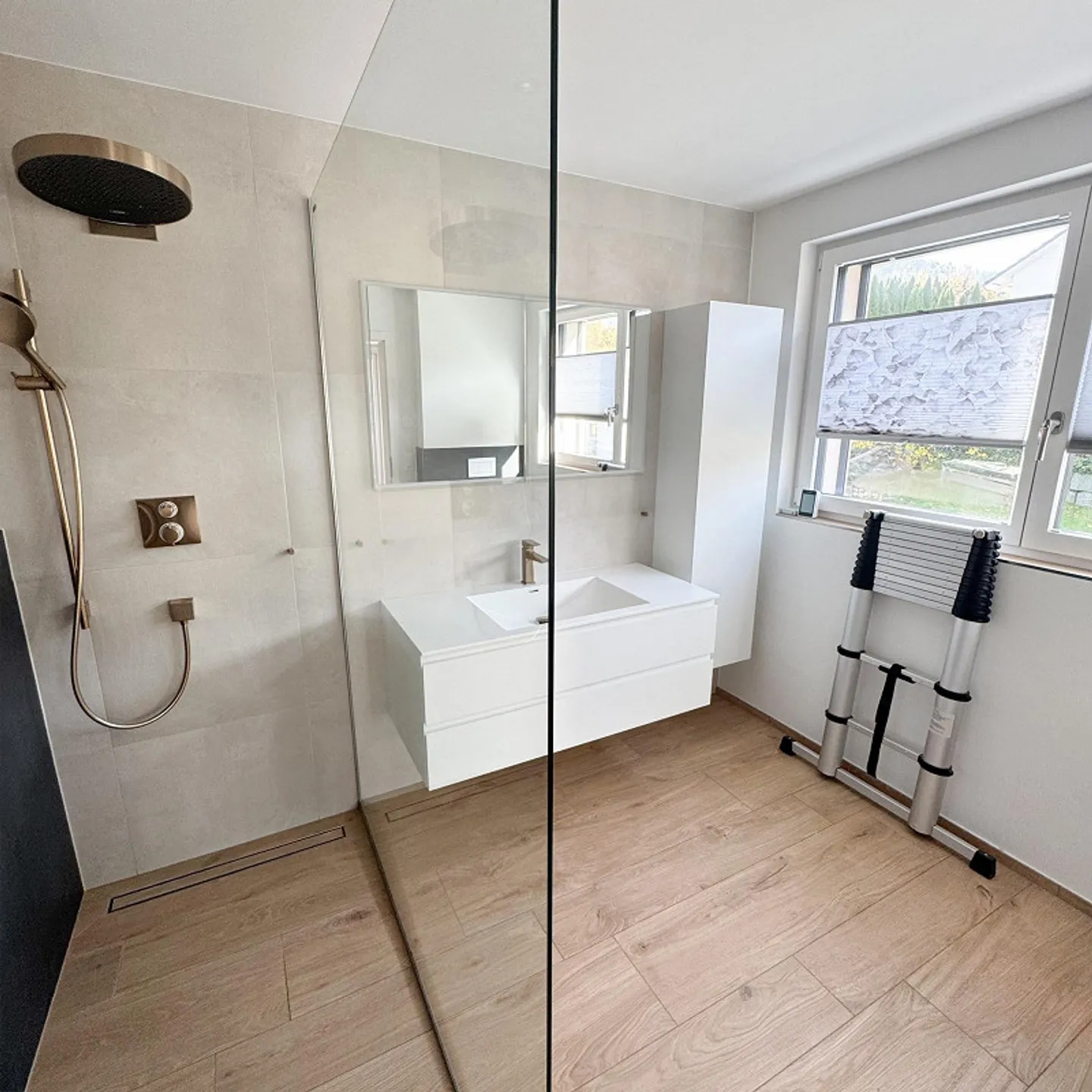 Modernes 6.5-Zimmer Einfamilienhaus mit Pool und hochwertiger Ausstattung - Foto 16 von 18