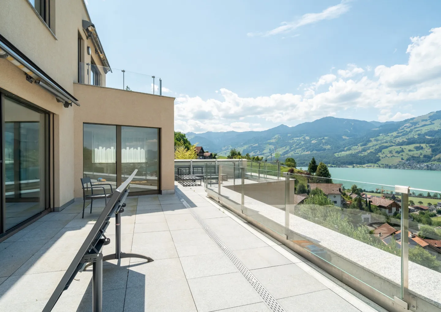 Stilvoll wohnen über dem Sarnersee - Foto 1 von 7