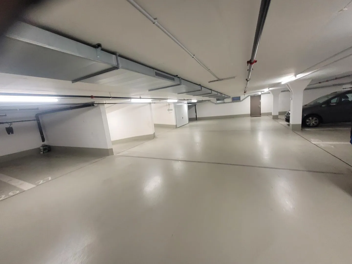 Posto auto interno per auto elettrica - Foto 2 di 3