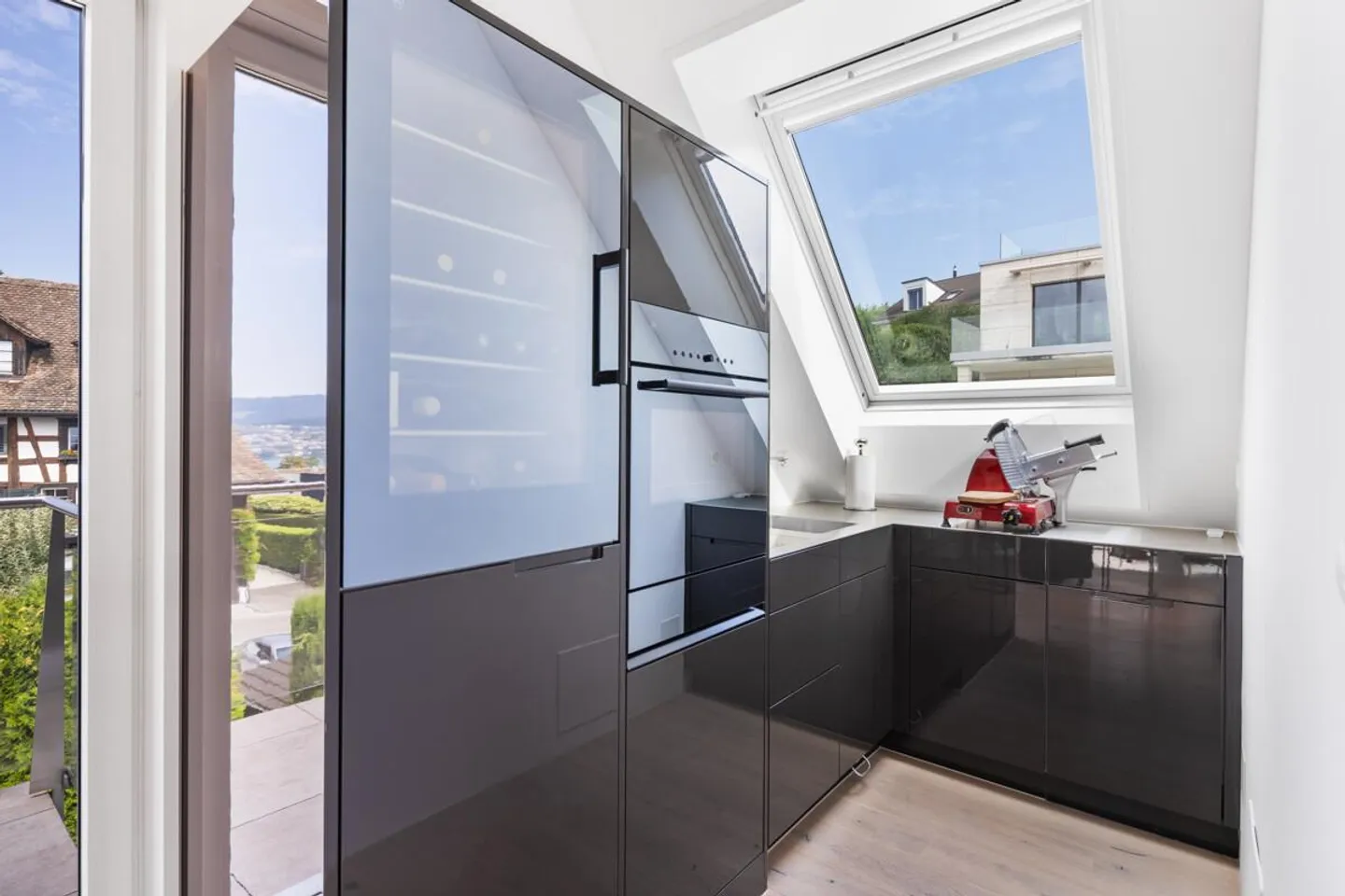 Charmante appartement 2.5 pièces sous les combles avec studio - Photo 3 sur 5