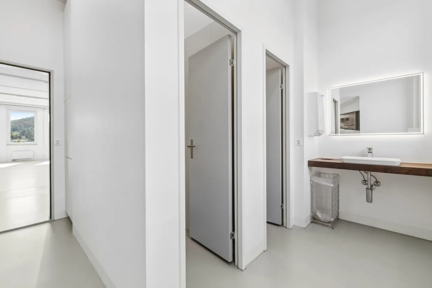 Office space for rent - Photo 4 of 7