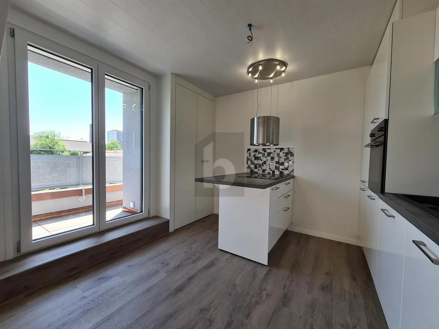 SCHÖNE HELL UND GERÄUMIGE WOHNUNG - Foto 2 von 6