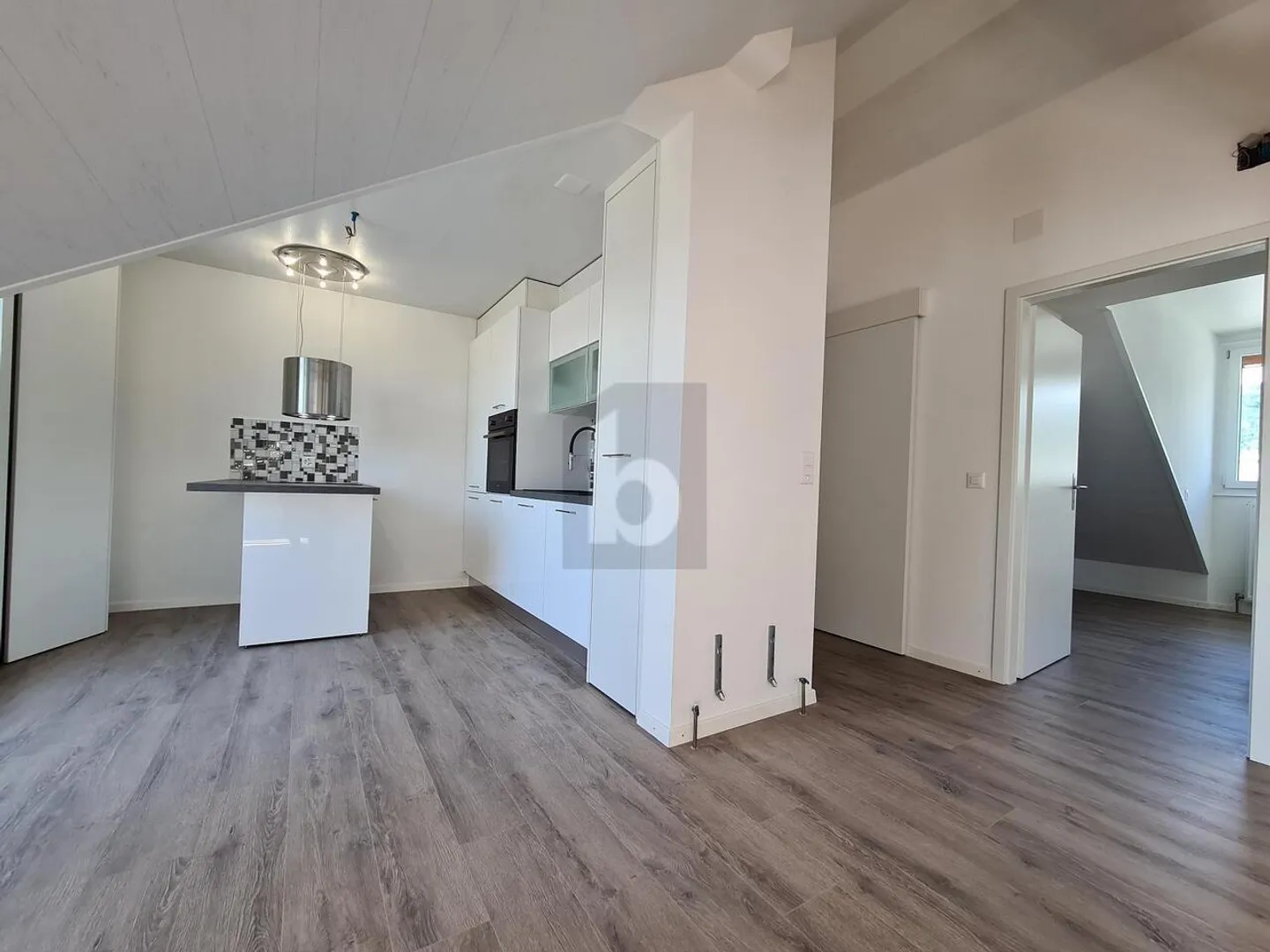 SCHÖNE HELL UND GERÄUMIGE WOHNUNG - Foto 3 von 6