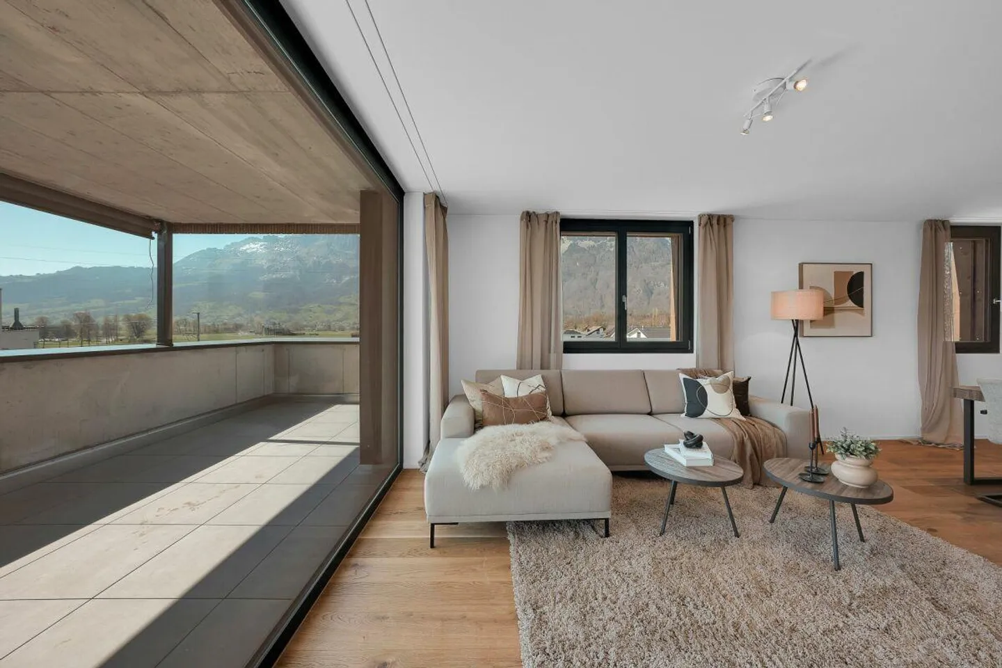 2.5-Room Penthouse Apartment - Photo 3 of 9