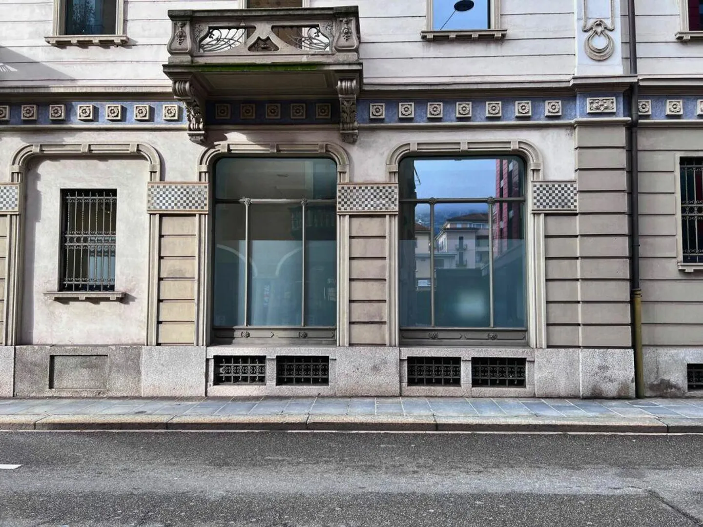 Bureau avec Vitrine dans le Centre-Ville - Photo 2 sur 5