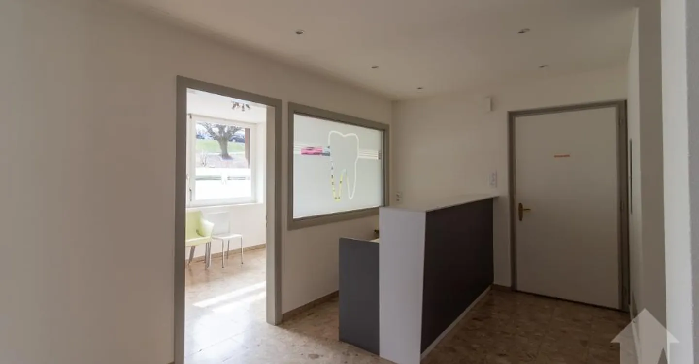 Bright office with over 4.5 rooms of 115 m2 - Photo 2 of 13