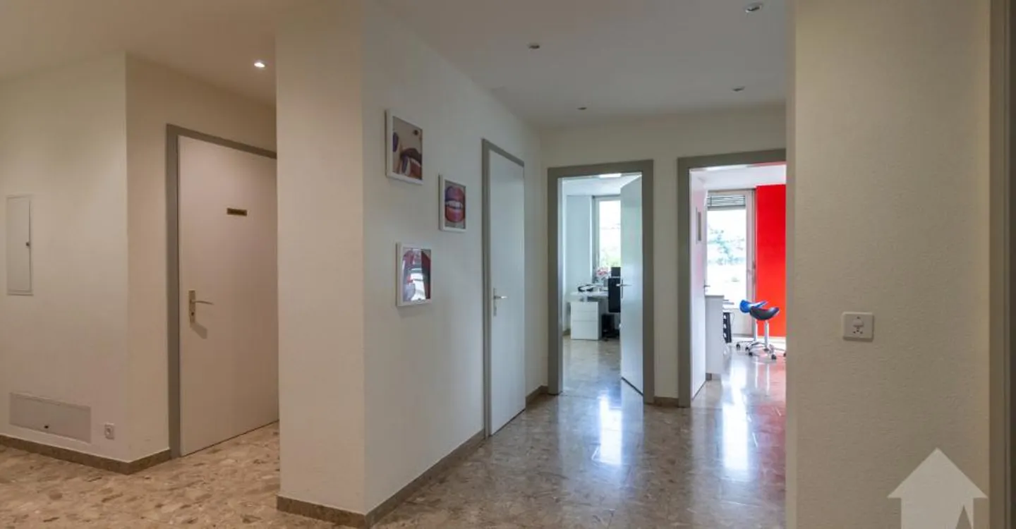 Bright office with over 4.5 rooms of 115 m2 - Photo 4 of 13