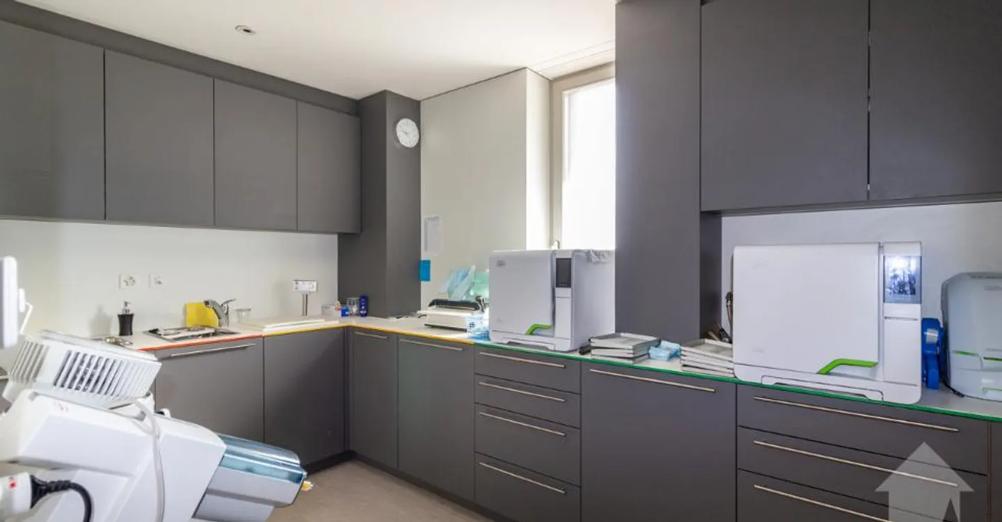 Bright office with over 4.5 rooms of 115 m2 - Photo 5 of 13