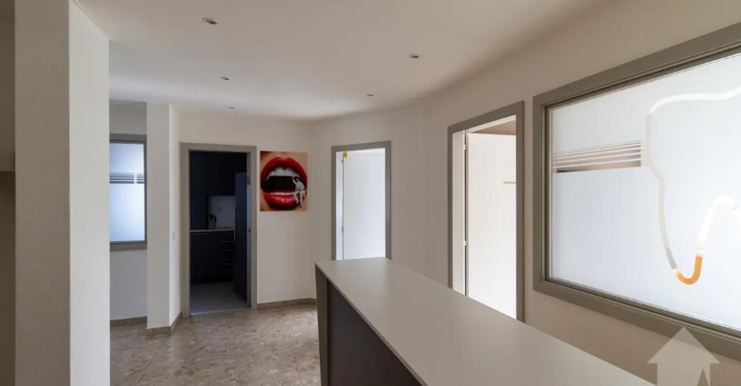 Bright office with over 4.5 rooms of 115 m2 - Photo 1 of 13