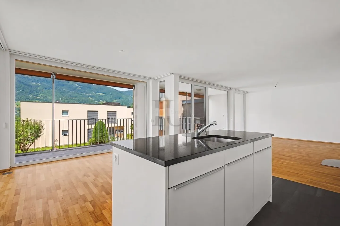 Modern Apartment with Terrace - Photo 3 of 10
