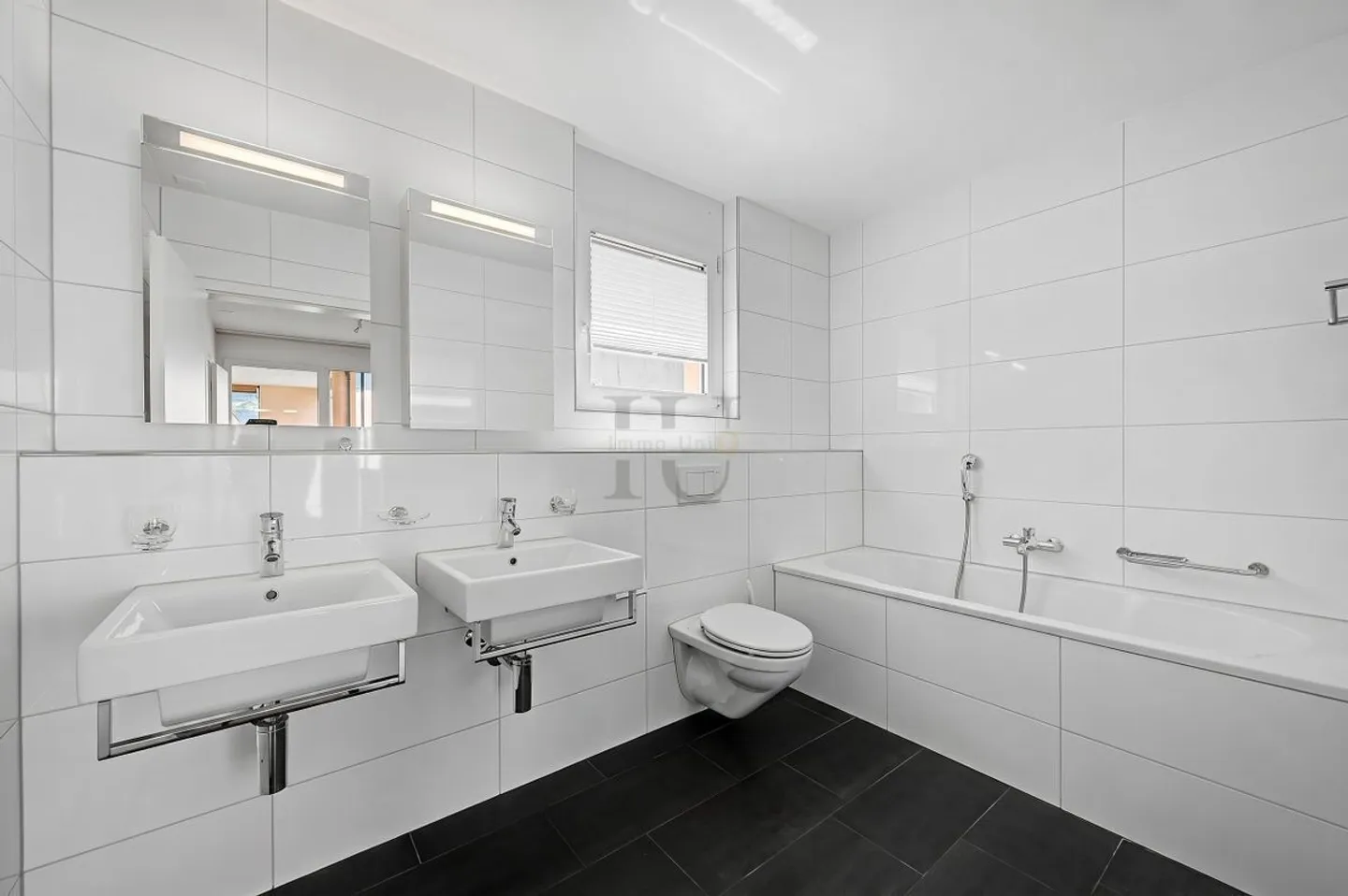 Modern Apartment with Terrace - Photo 9 of 10