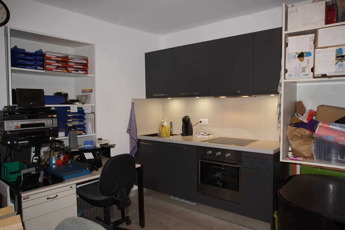 Commercial space with window in the city center - Photo 4 of 5