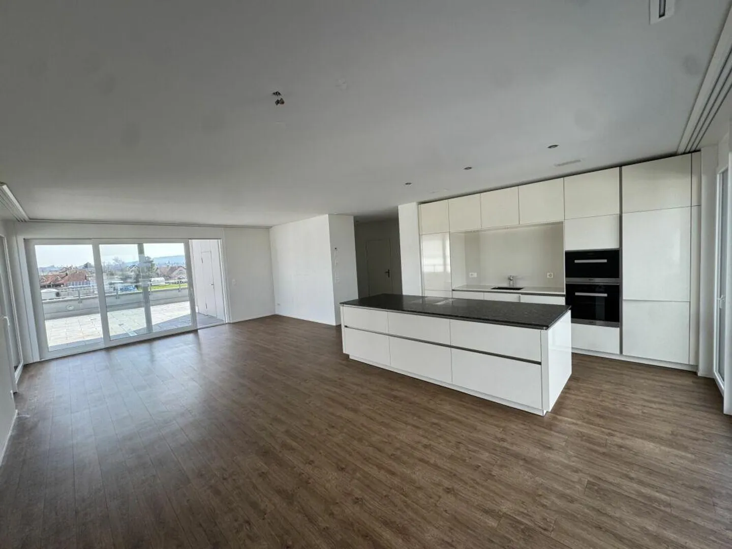 Moderne Attikawohnung mit Terrassen - Foto 2 von 13