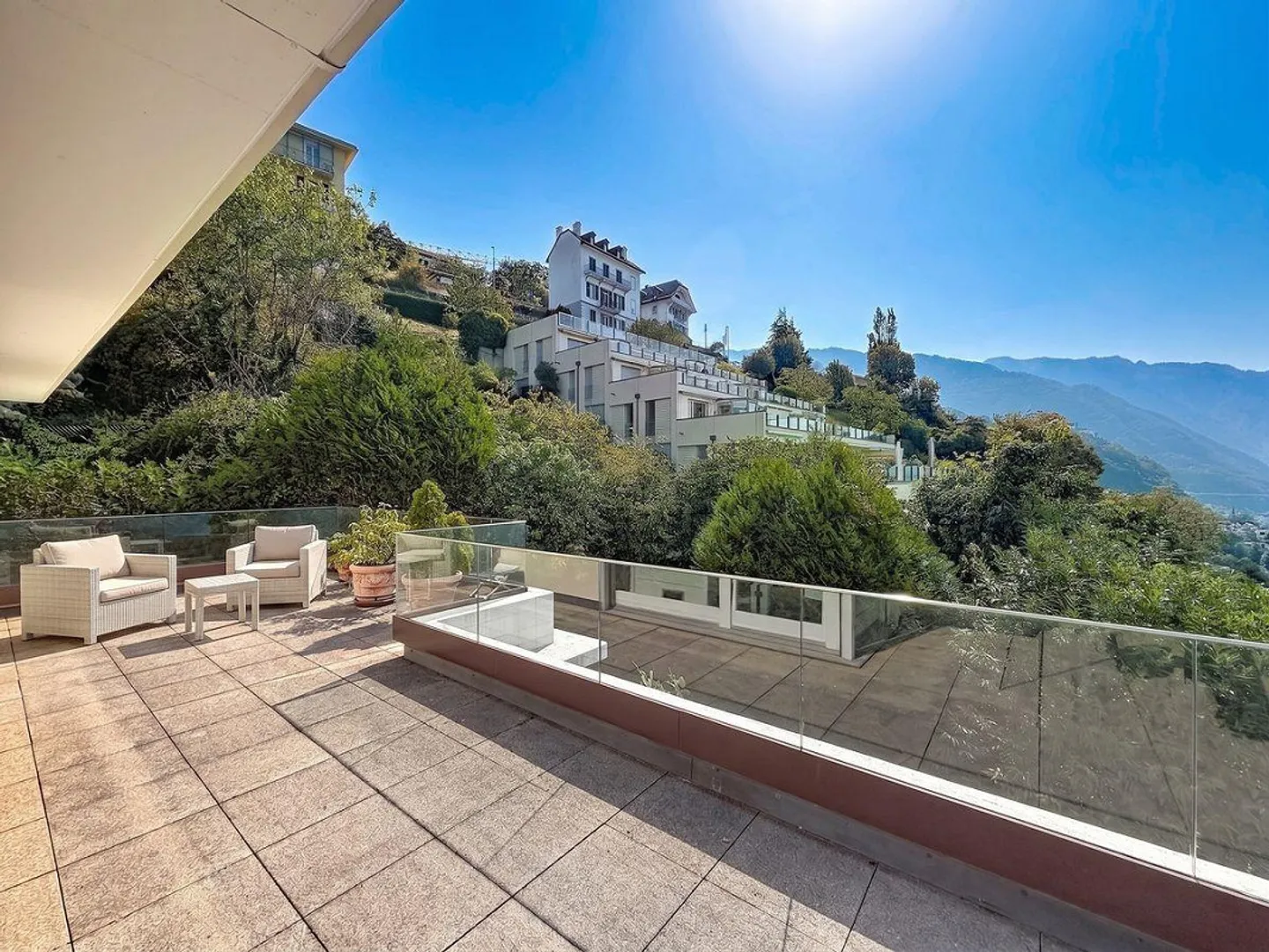 Un appartamento luminoso, una terrazza panoramica e una vista mozzafiato sul lago. - Foto 1 di 13