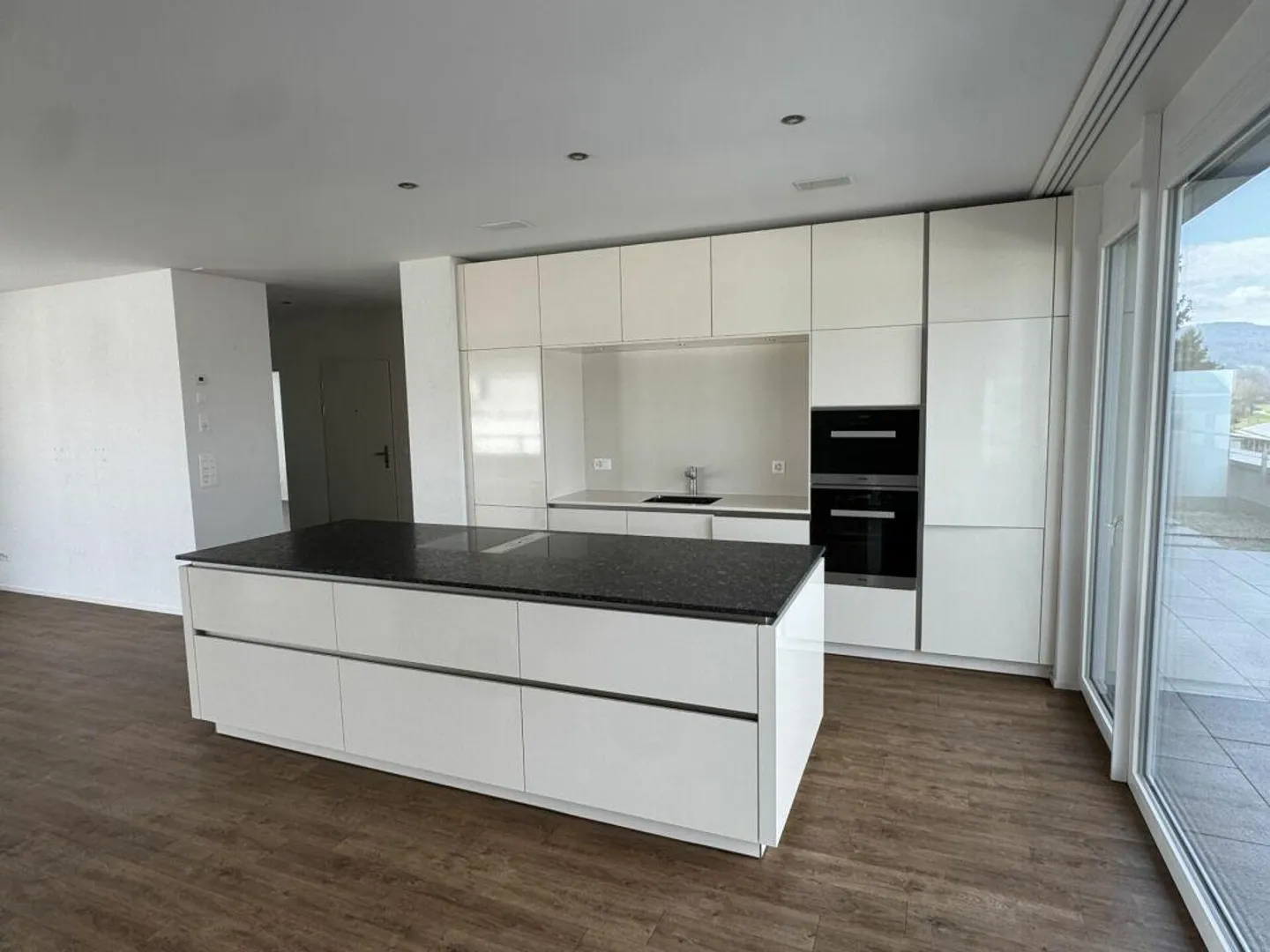 Moderne Attikawohnung mit Terrassen - Foto 3 von 13