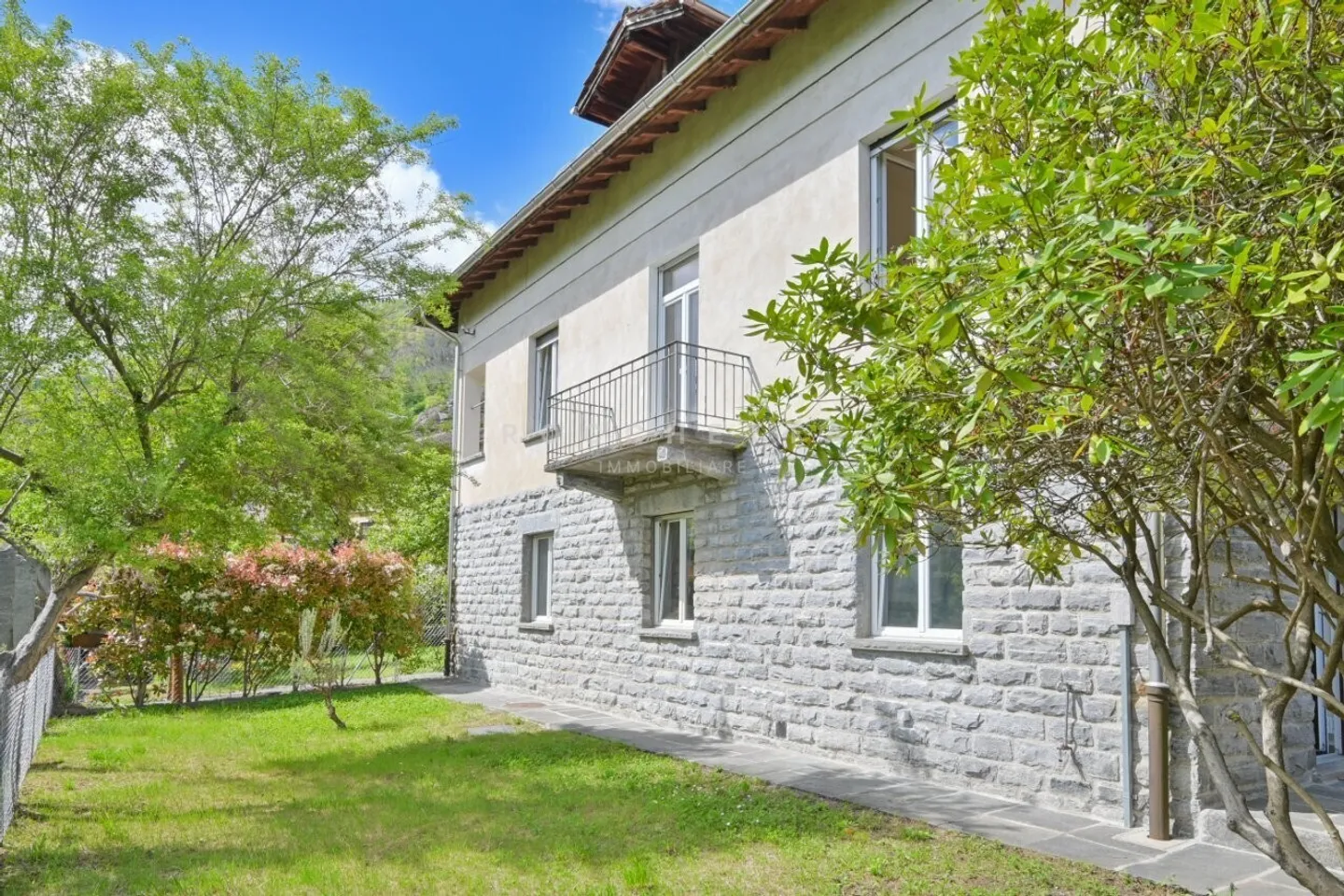 Casa bifamiliare e Dépendance immersi nel verde con vista sul fiume - Foto 4 di 8