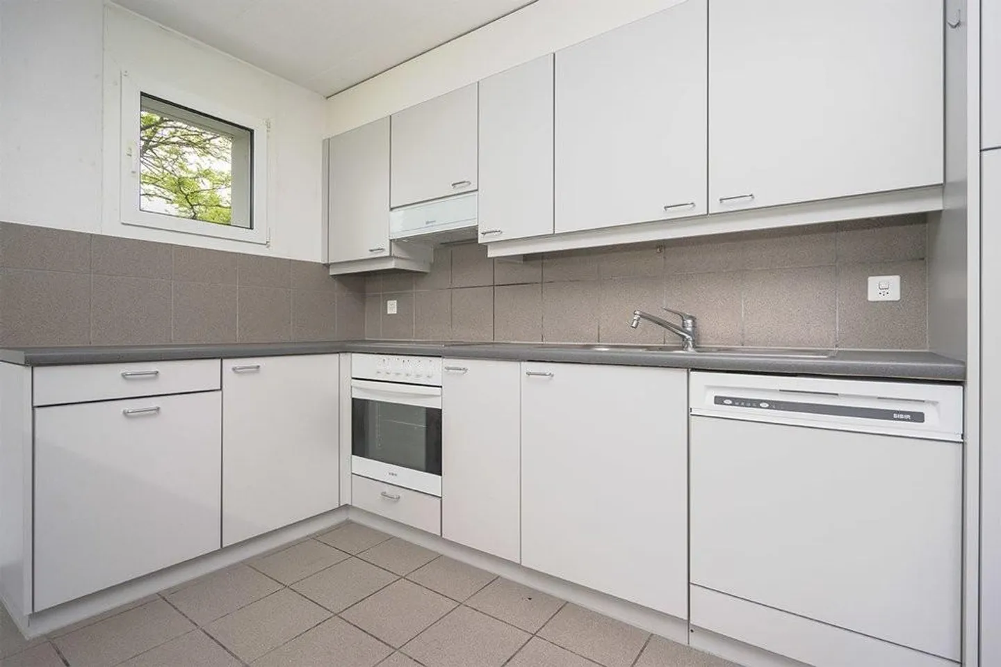 Appartement familial avec 4,5 pièces - Photo 3 sur 9