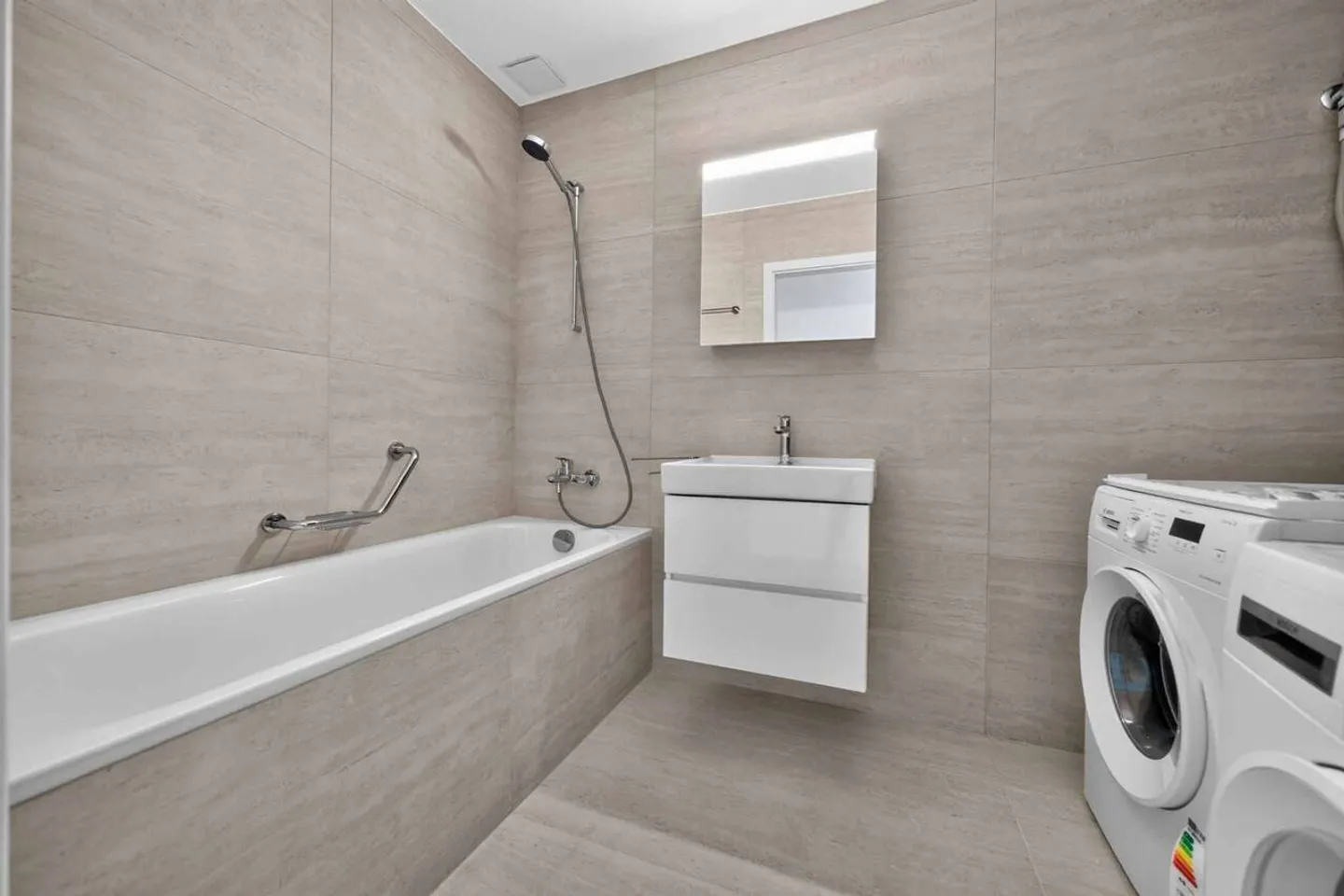 Eleganza contemporanea e giardino privato a due passi dal lago - Foto 12 di 13