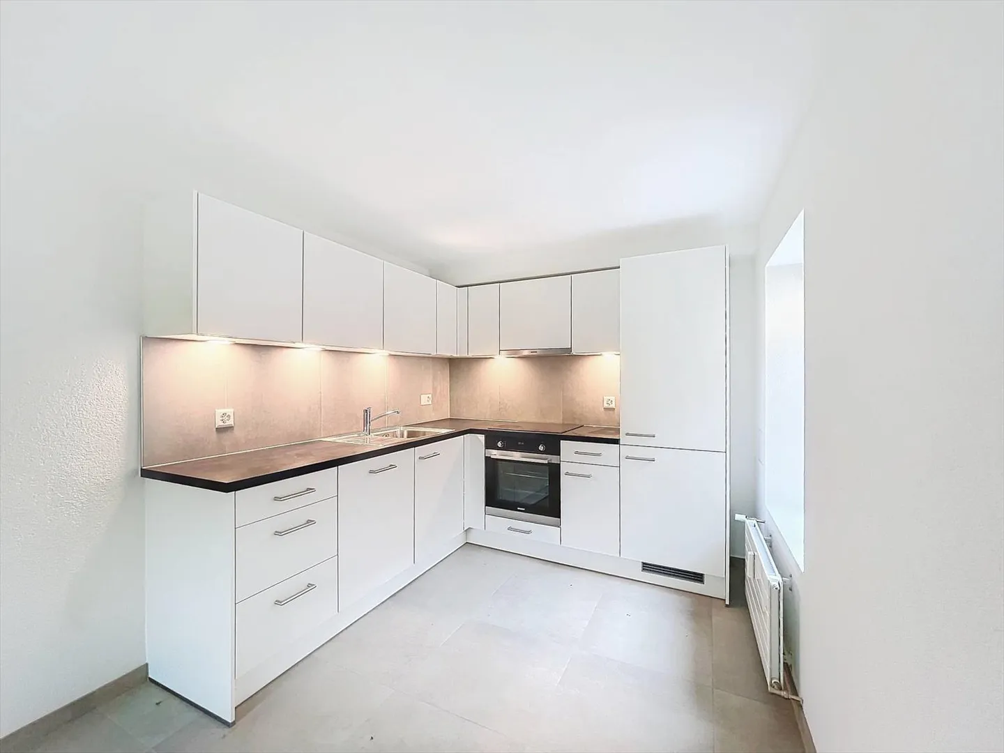 Duplex mit 3.5 Zimmern komplett renoviert - Foto 2 von 3