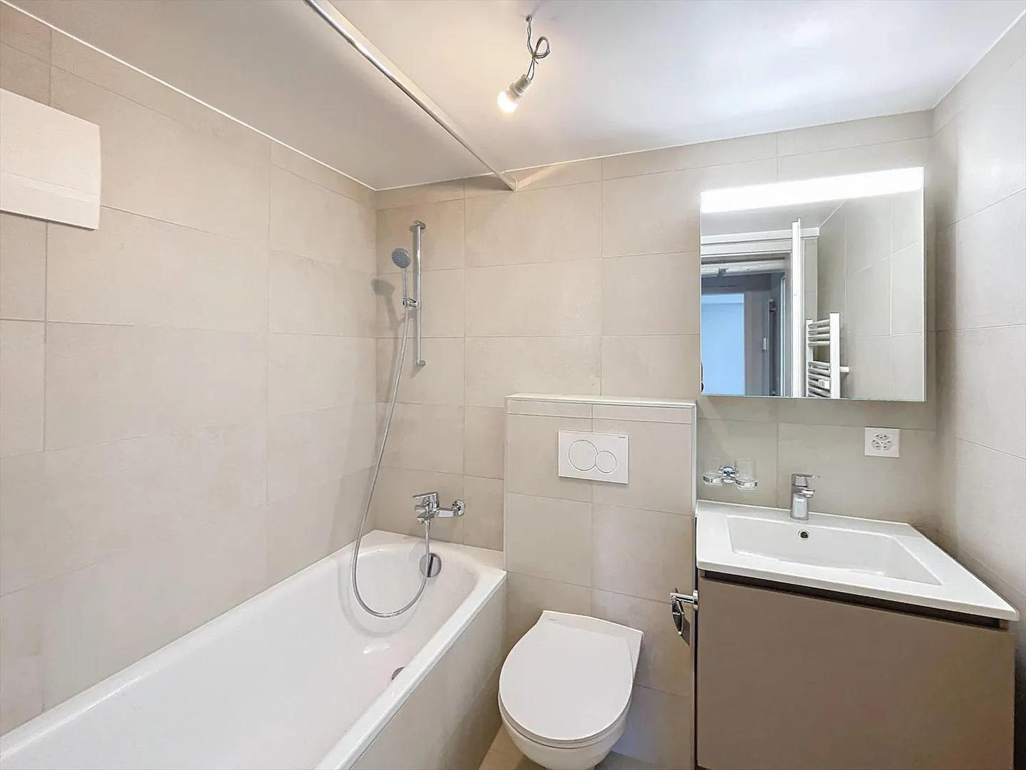 Duplex mit 3.5 Zimmern komplett renoviert - Foto 3 von 3