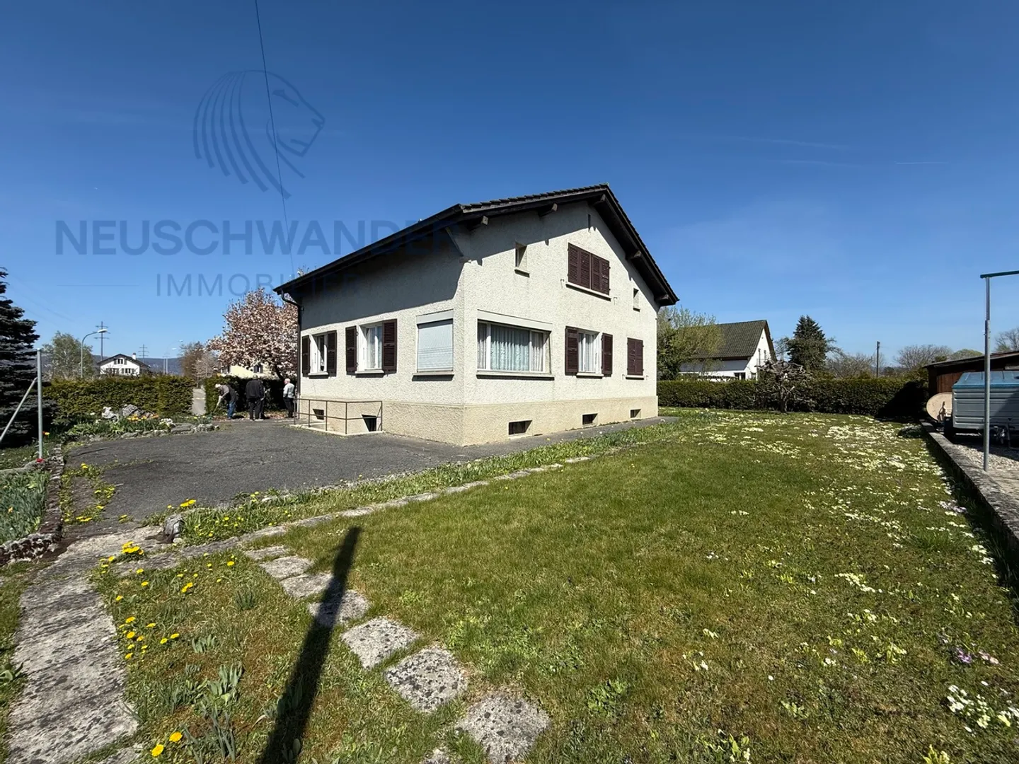 Idéalement placée dans le village avec sous-sol et plusieurs garages - Photo 1 sur 2