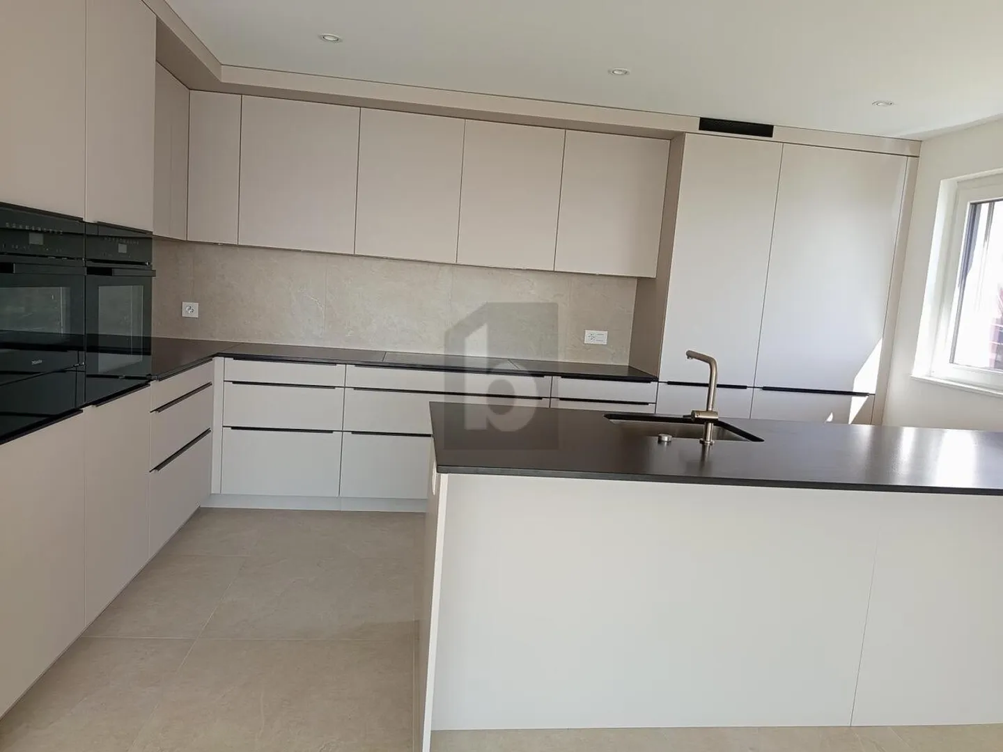 MODERNO, LUMINOSO & COMODO - Foto 4 di 6