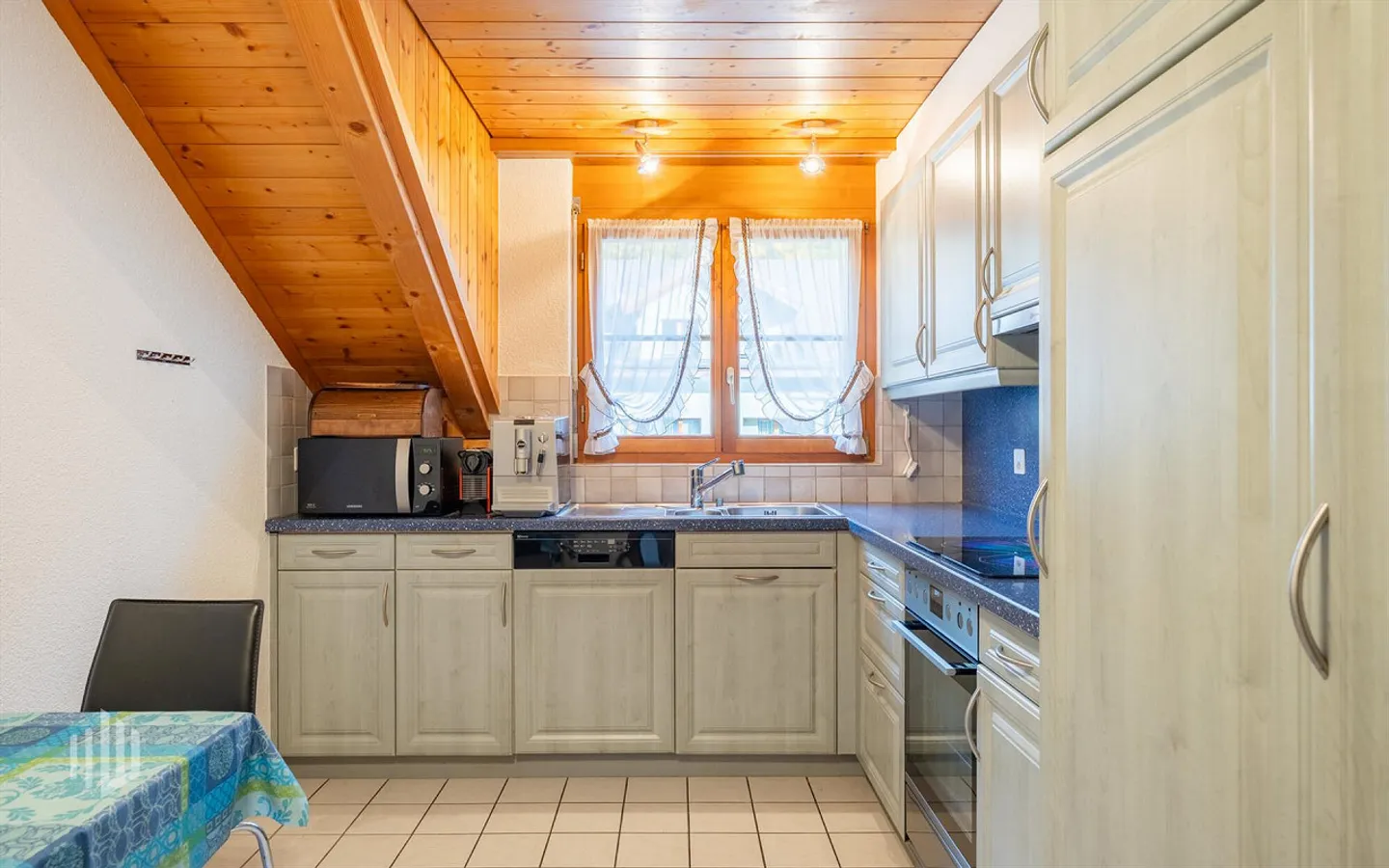 ImmoWyss - Charming Attic Apartment with Winter Garden and Mountain View - Photo 5 of 8