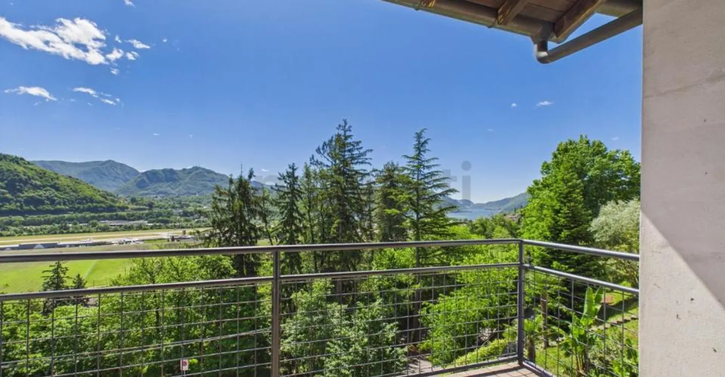 Elegant 4-room villa renovated with balcony, Agno - Photo 8 of 10